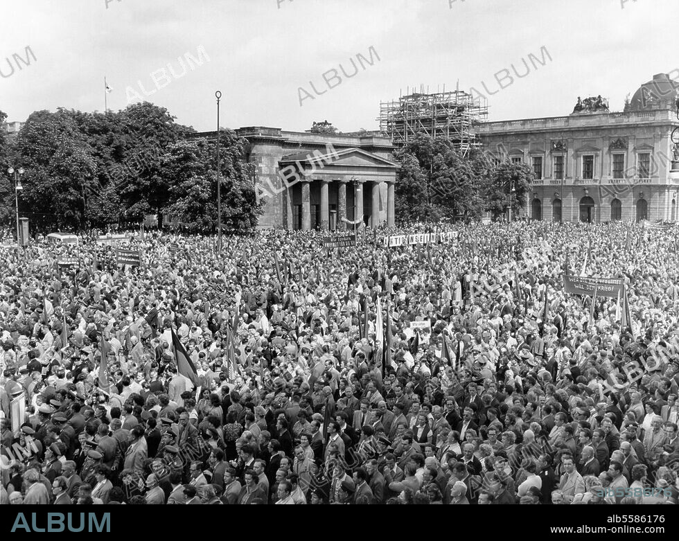Verbot der Kommunistischen Partei Deutschlands (KPD) in der Bundesrepublik. (17. August 1956). Demonstration in Ostberlin, Unter den Linden, gegen das Verbot. Foto.