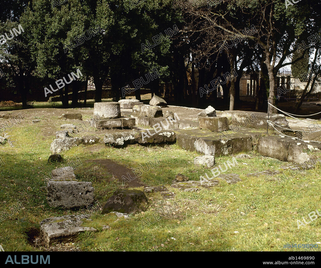ARTE ROMANO. ITALIA. TEMPLO DORICO del FORO TRIANGULAR, uno de los más antiguos de la ciudad, fechado en el S. VI a. C., en época samnita. Vista parcial de los cimientos y fragmentos de las columna del templo. POMPEYA. La Campania.