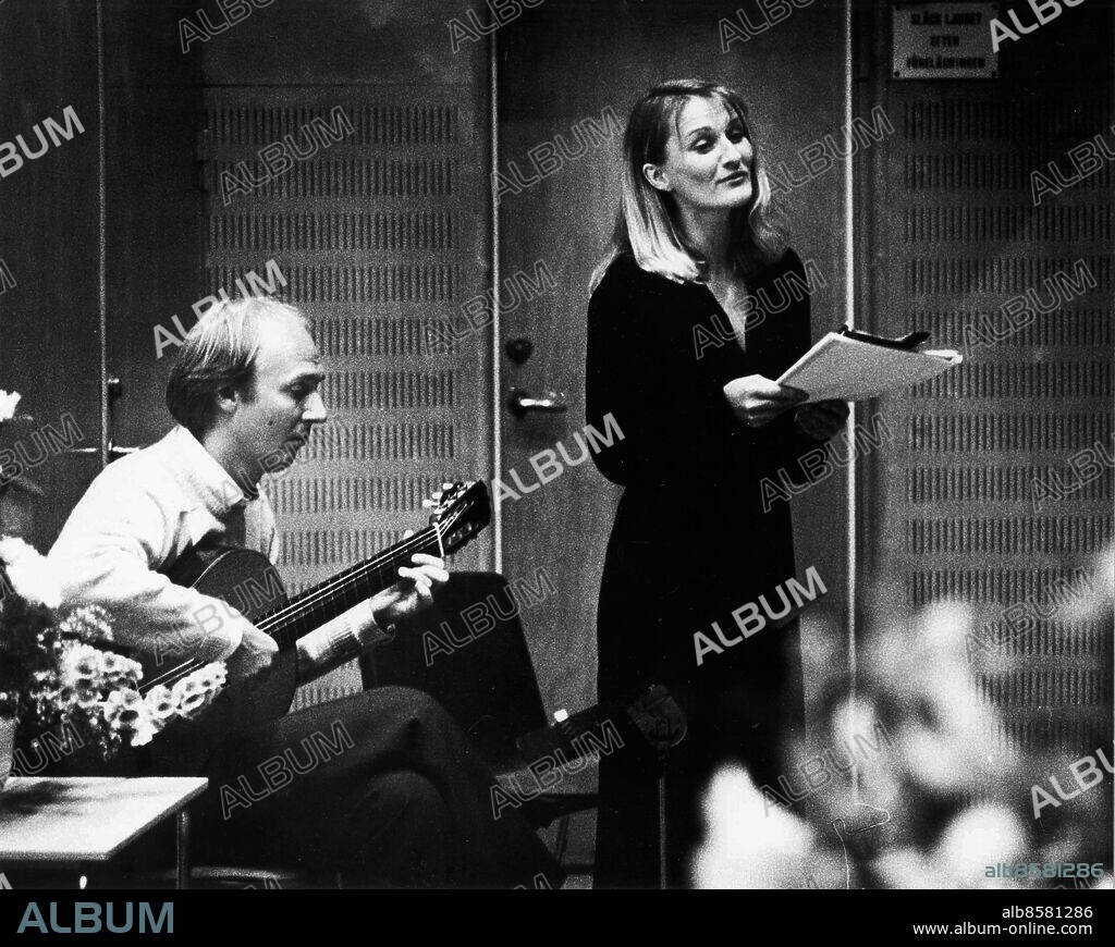 Göteborg 1979-03-07. Maritza Horn sjunger några visor till Bo Dahlmans ackompanjemang vid minnesstunden över Lars Kristiansson *** Local Caption *** GP Foto: Sören Håkanlind. KAMERAREPORTAGE.