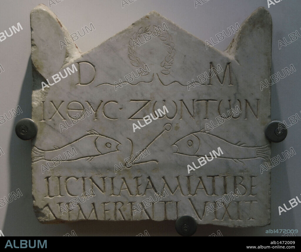 ARTE PALEOCRISTIANO. ITALIA. Primeros cristianos. LAPIDA SEPULCRAL romana de LICINIA AMIAS, una de las más antiguas inscripciones cristianas de Roma. Representación de los peces frente a un ancla "pesca dei viviente". Necrópolis Vaticana. Principios siglo III. Termas de Diocleciano. Museo Nacional Romano. Roma.