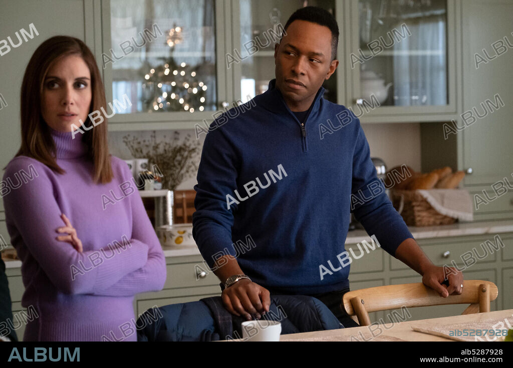 ALISON BRIE and BURL MOSELEY in HAPPIEST SEASON, 2020, directed by CLEA DUVALL. Copyright TRISTAR PICTURES.