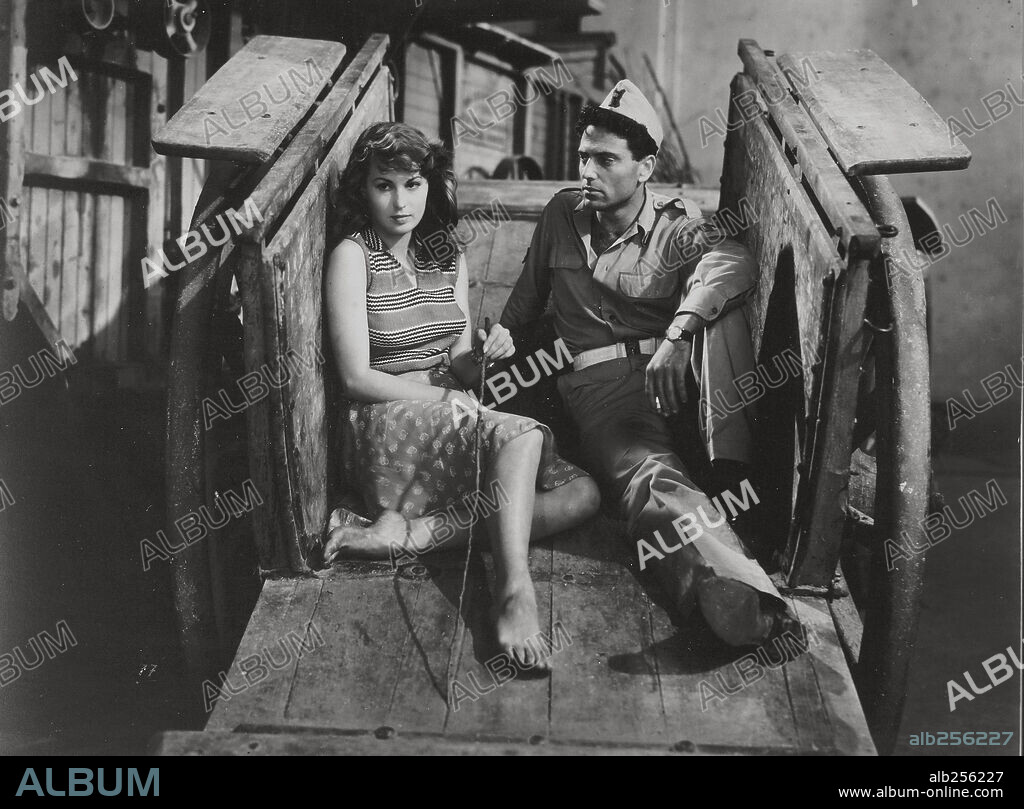 RAF VALLONE y SILVANA MANGANO en ARROZ AMARGO, 1949 (RISO AMARO), dirigida por GIUSEPPE DE SANTIS. Copyright LUX/DE LAURENTIIS.