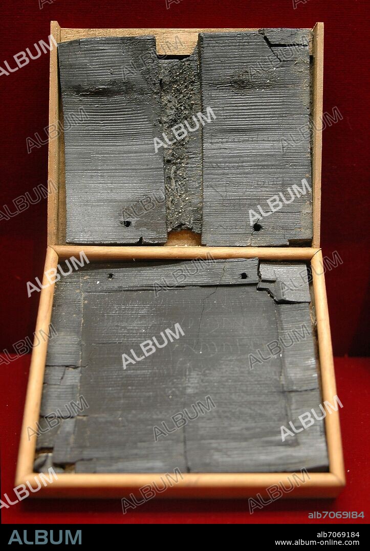 TABLILLAS DE CERA DEL ARCHIVO DE CECILIO GIOCONDO QUEMADAS TRAS EL INCENDIO DE POMPEYA.