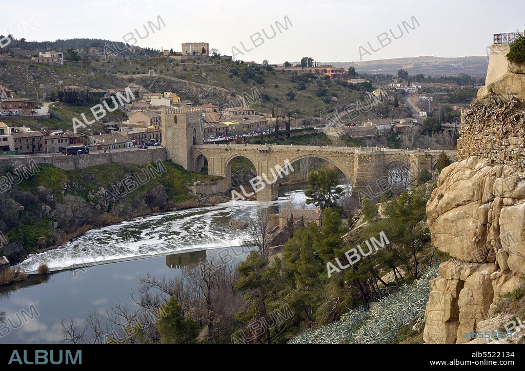 España. Castilla-La Mancha. Toledo. Vista del Puente de San Martín, construido sobre el río Tajo, en tiempos del rey Alfonso X el Sabio y restaurado en el siglo XIV.