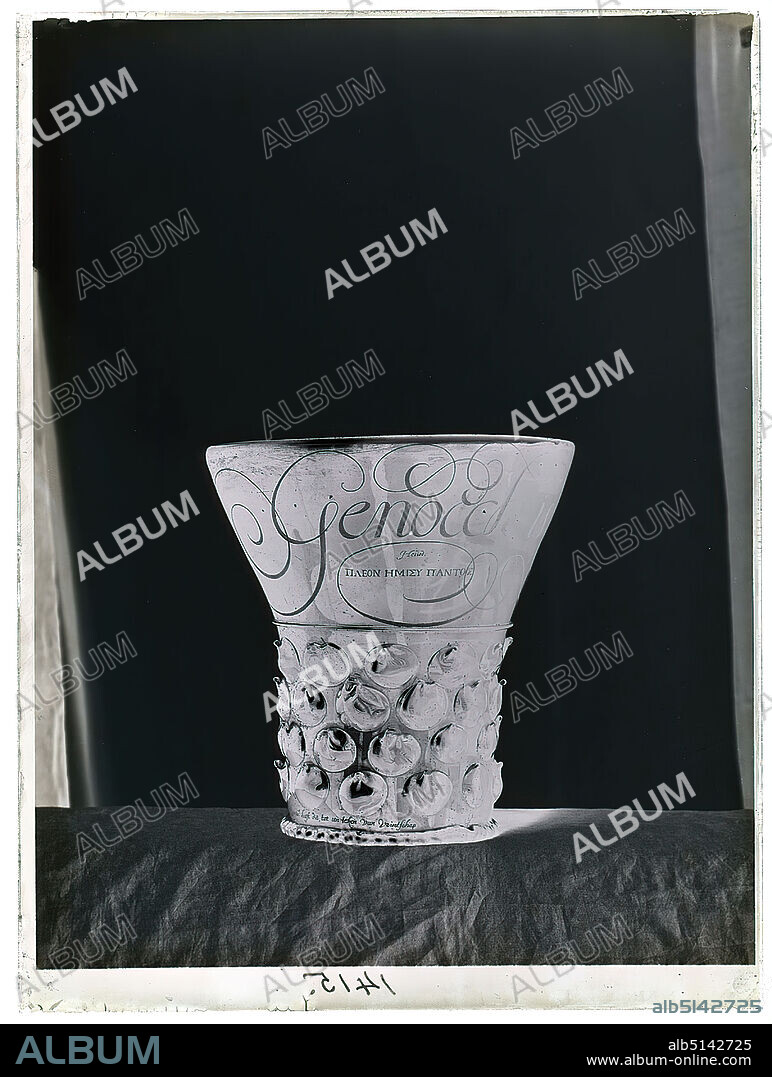 Wilhelm Weimar, Roman (glass) with diamond torn, calligraphic inscription genocck is mehr als viel and other texts, glass negative, black and white negative process, total: height: 23.8 cm; width: 17.8 cm, numbered: u. : in black ink: 1415, photography, work of applied art (glass), drinking, jug, mug, cup, goblet, container (glass): bottle, vessel, vase, handicraft, arts and crafts, industrial design.