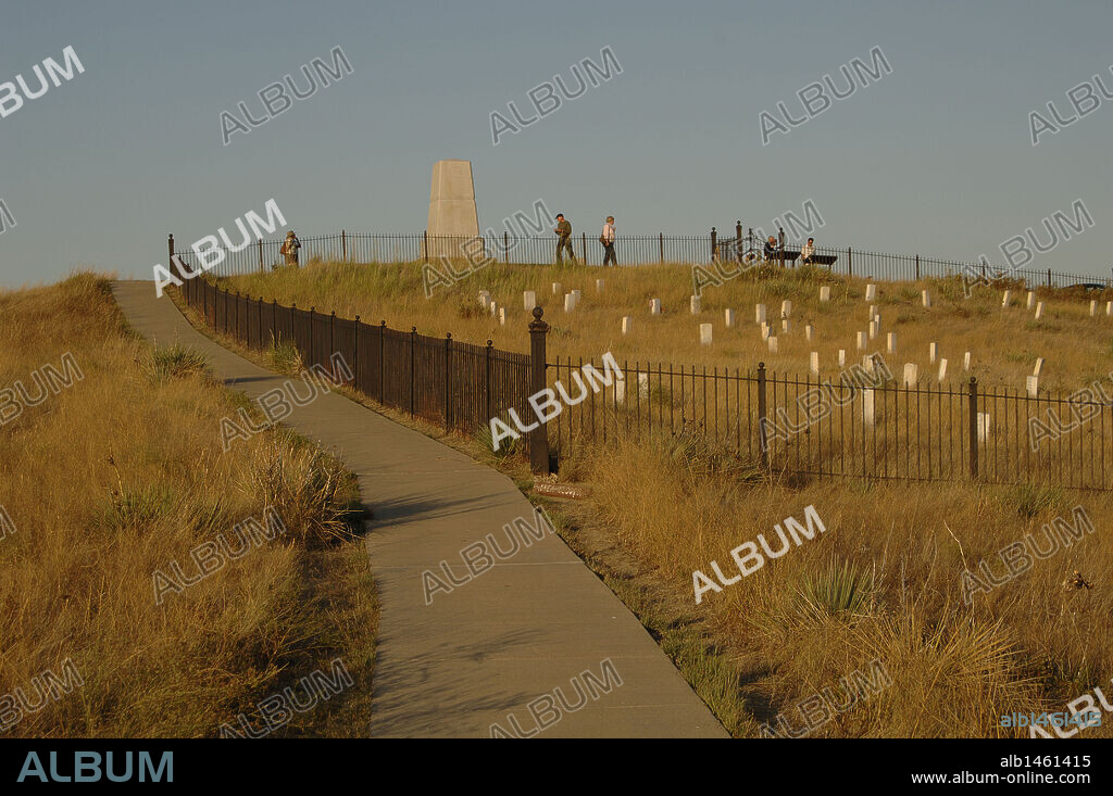 MONUMENTO NACIONAL DEL CAMPO DE BATALLA DE LITTLE BIGHORN (25-26 de junio de 1876). "LAST STAND HILL 7TH CAVALRY MEMORIAL". En la colina está marcado con lápidas el lugar en el que cayeron muertos Custer y los soldados del Séptimo de Caballería. Estado de Montaña. Estados Unidos.
