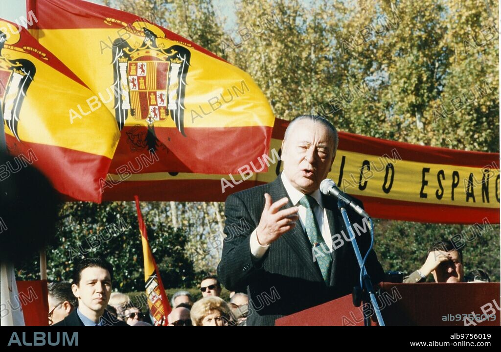 Madrid. 1997. Blas Piñar gives a speech surrounded by flags.