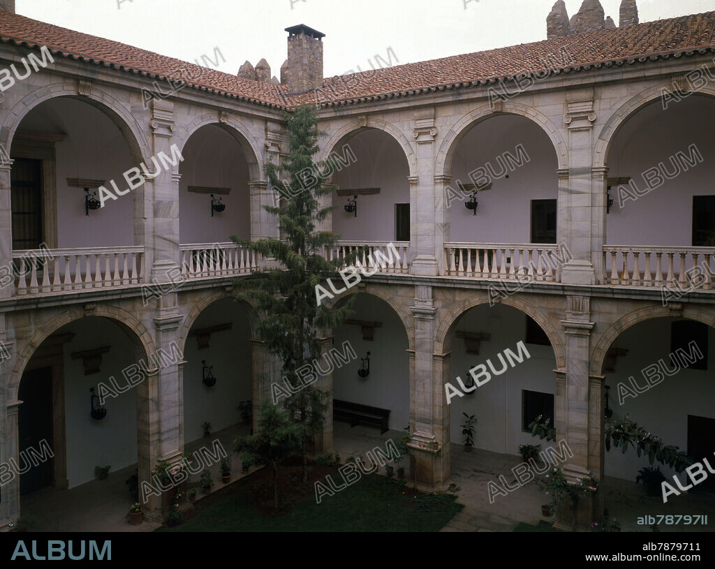 AUTOR LIBRE 01307. PATIO DEL PARADOR NACIONAL DE ZAFRA - SIGLO XVI.