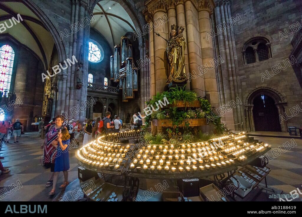 velas votivas, Catedral de Friburgo fconstruida en tres etapas,  en 1120, la segunda en 1210 y la tercera en 1230, edificio de estilo gótico, Friburgo de Brisgovia,  Germany, Europe.