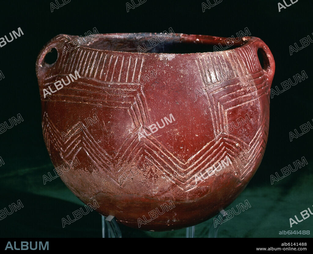 VASO GLOBULAR DE ZUHEROS CON DECORACION A LA ALMAGRA PROCEDENTE DE LA CUEVA MURCIELAGOS - ALBUÑOL (GRANADA) - NEOLITICO.