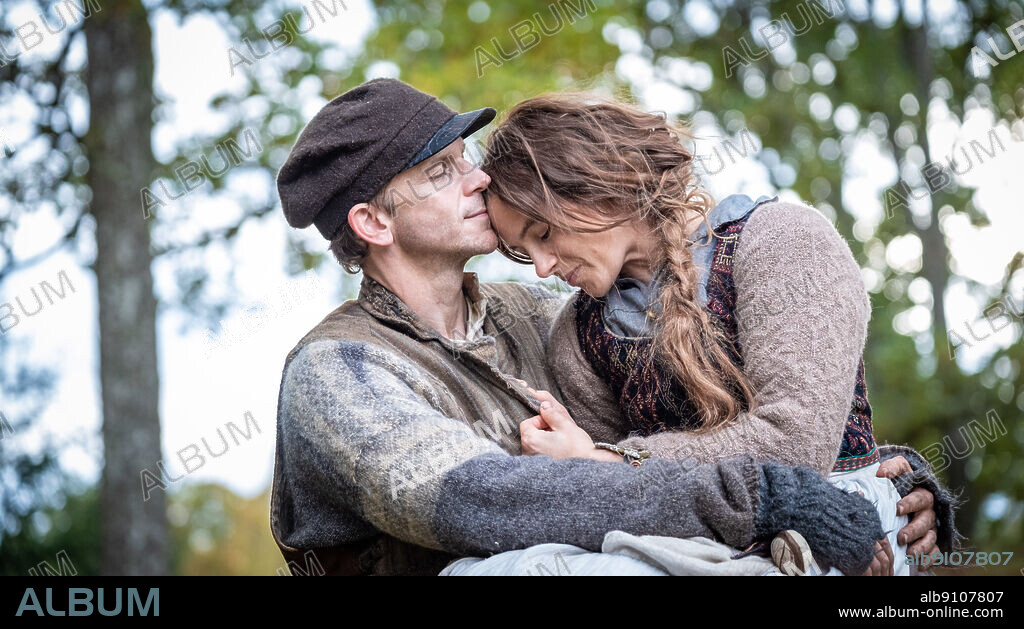 GUSTAF SKARSGARD and LISA CARLEHED in THE EMIGRANTS, 2021 (UTVANDRARNA), directed by ERIK POPPE. Copyright Tre Vänner Produktion AB.