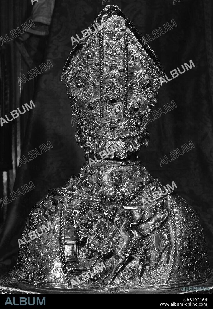 BUSTO RELICARIO SITUADO EN EL ARMARIO JOYERO DE LA SACRISTIA MAYOR DEL PILAR DE ZARAGOZA - SIGLO XVII - ORFEBRERIA BARROCA - B/N - AÑOS 60.