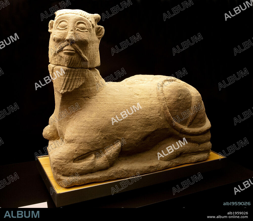 ARTE IBERICO. ESPAÑA. BICHA DE BALAZOTE. Toro androcéfalo encontrado en el yacimiento de Balazote (Alicante). Está realizado en piedra caliza y data de los siglos V-IV a. C. Mide 93 cms. de longitud. Museo Arqueológico Nacional. Madrid.