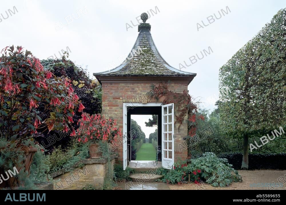 Hidcote Manor Garden near Chipping Campden. (Gloucestershire, England). Partial view of the garden and a pavillon. Photo by Florian Monheim.