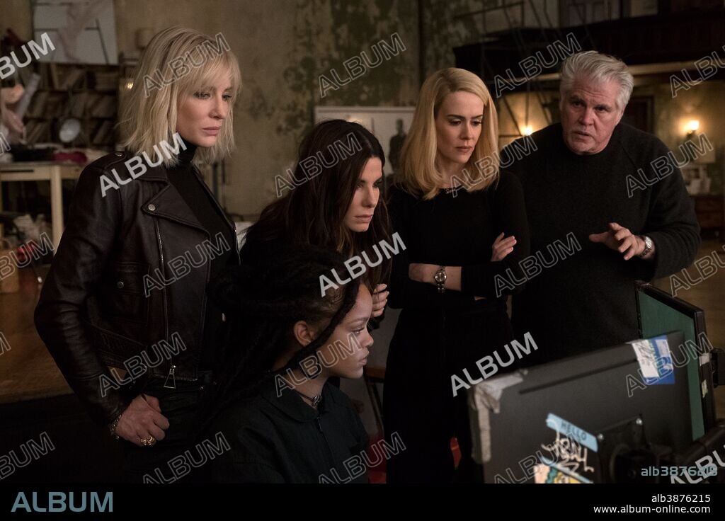 CATE BLANCHETT, GARY ROSS, RIHANNA, SANDRA BULLOCK y SARAH PAULSON en OCEAN'S EIGHT, 2018, dirigida por GARY ROSS. Copyright SMOKEHOUSE PICTURES/VILLAGE ROADSHOW PICTURES / WETCHER, BARRY.