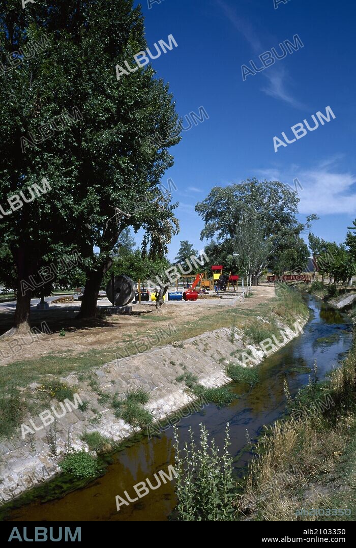 CATALUÑA. AGRAMUNT. Vista del curso del RIO SIO a su paso por la población. Comarca de l'Urgell. Provincia de Lleida.