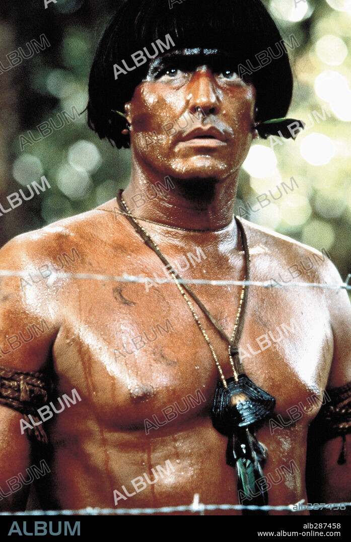 TOM BERENGER en JUGANDO EN LOS CAMPOS DEL SEÑOR, 1991 (AT PLAY IN THE FIELDS OF THE LORD), dirigida por HECTOR BABENCO. Copyright SAUL ZAENTZ COMPANY.