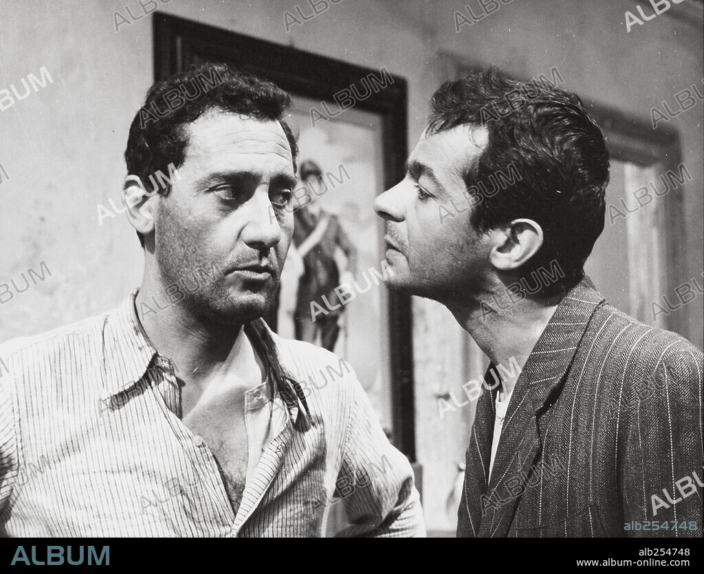 ALBERTO SORDI y SERGE REGGIANI en TODOS A CASA, 1960 (TUTTI A CASA), dirigida por LUIGI COMENCINI. Copyright C.E.I.A.D.