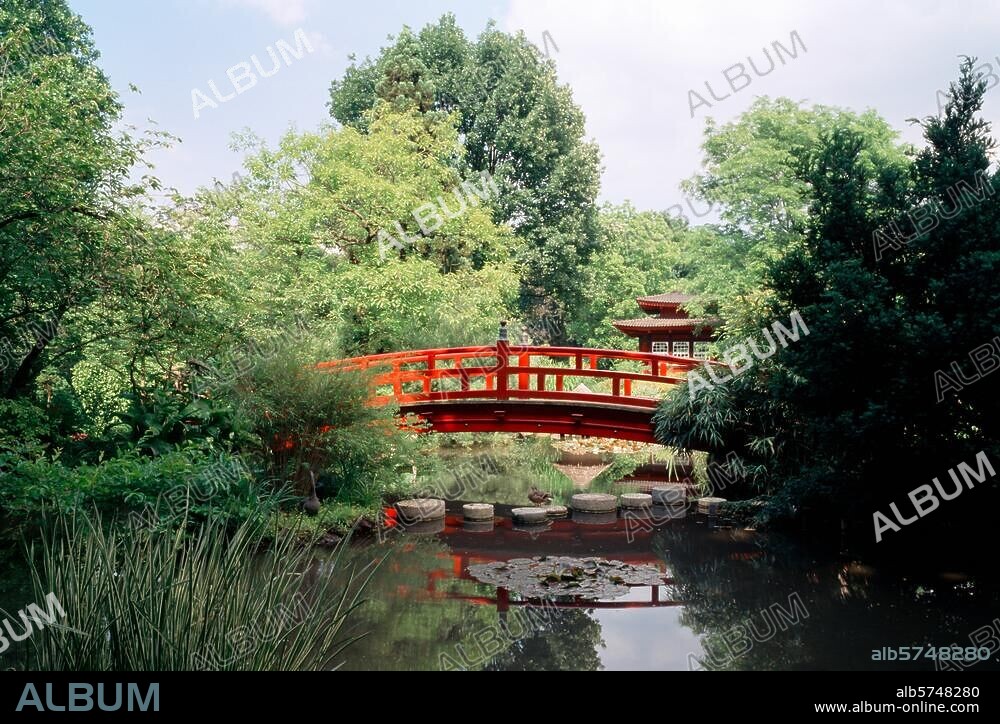 Leverkusen, Japanischer Garten / Japanische Brücke © Annet van der Voort 6 × 9 cm.