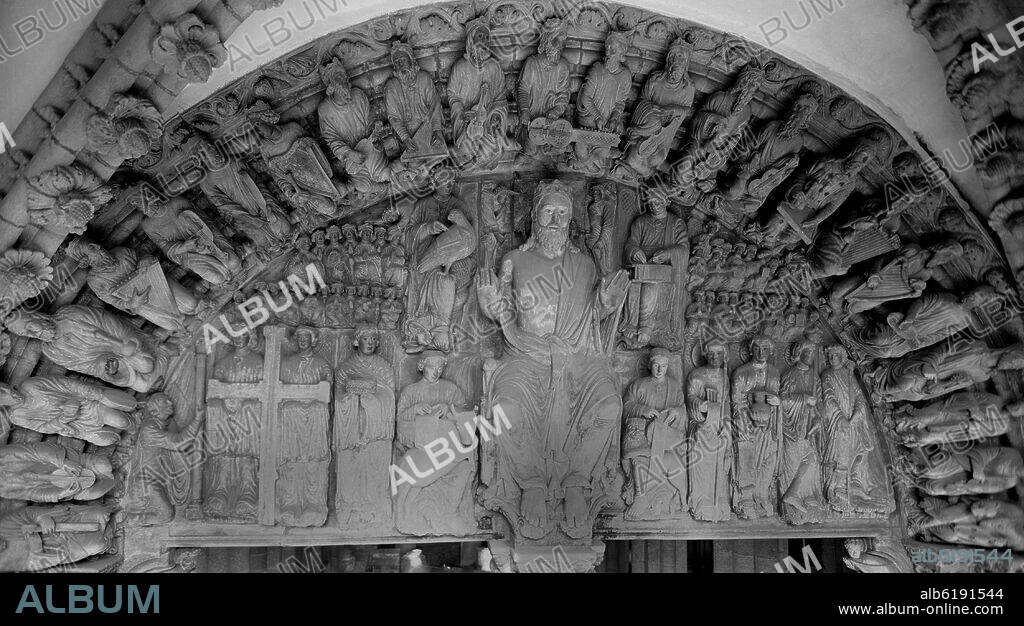 MAESTRO MATEO. TIMPANO DEL PORTICO DE LA GLORIA - CRISTO Y EL TETRAMORFOS -ANGELES Y ANCIANOS DEL APOCALIPSIS-1188-1200 - ROMANICO ESPAÑOL - B/N - AÑOS 50.