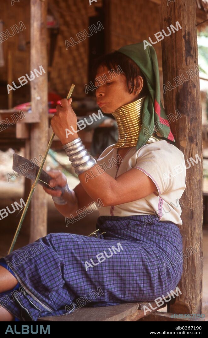 Thailand: Padaung (Long Neck Karen) woman in a village near Mae Hong Son, northern Thailand. The Padaung or Kayan Lahwi or Long Necked Karen are a subgroup of the Kayan, a mix of Lawi, Kayan and several other tribes. Kayan are a subgroup of the Red Karen (Karenni) people, a Tibeto-Burman ethnic minority of Burma (Myanmar).
