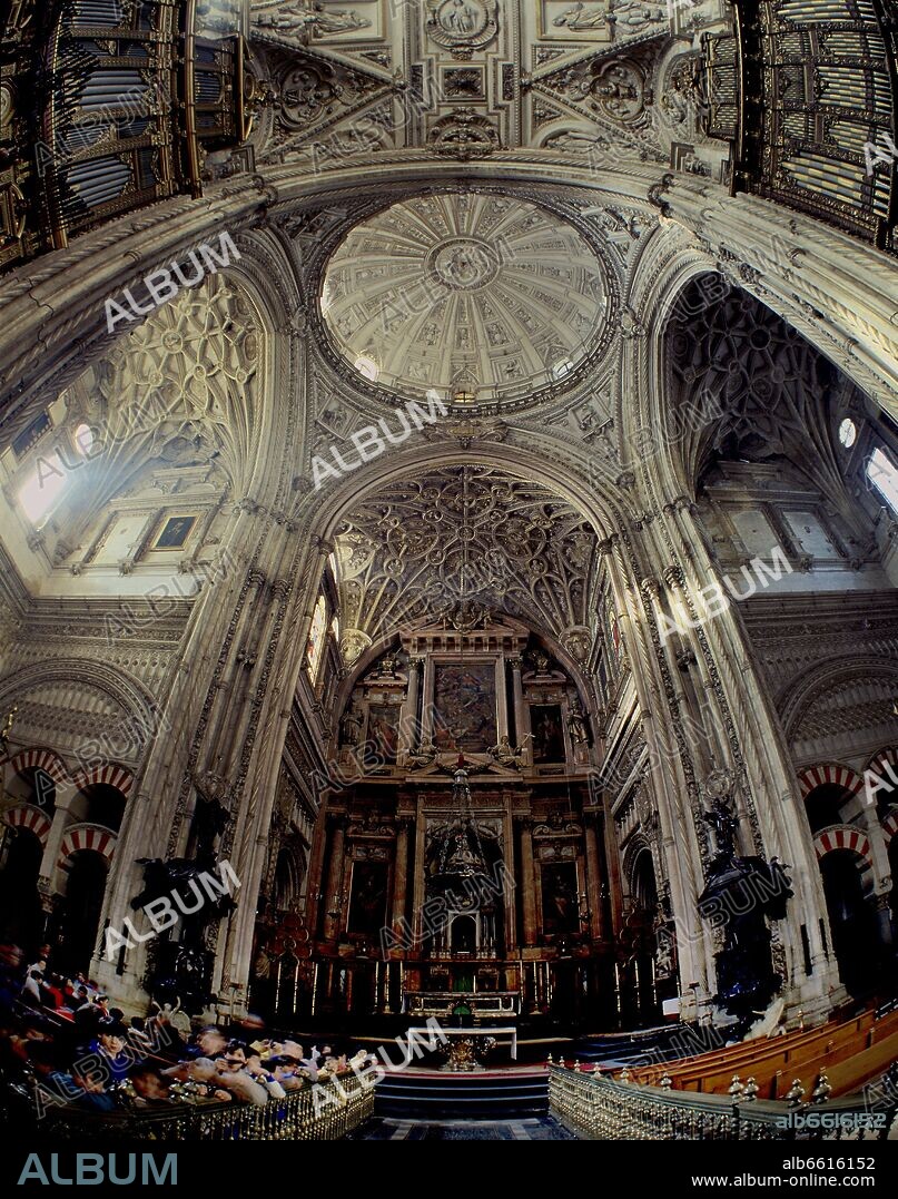 CUPULA Y CRUCERO CON EL RETABLO MAYOR-OJO DE PEZ.