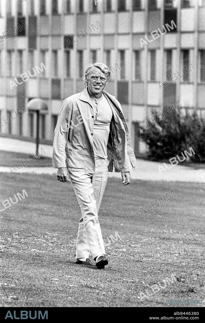 STOCKHOLM 1971-08-02.. Hasse Tellemar, radioman och musiker, här i Radiohusparken utanför Radiohuset. Tellemar var åren 1969-1988 programledare för Ring så spelar vi.. Foto: Bertil S-son Åberg / RiR / SVT / Kod: 5600. Bild och reportage publ. i RiR 35/71 sid 8-9 inför ett radioprogram.. RiR 20199 sv/v neg.