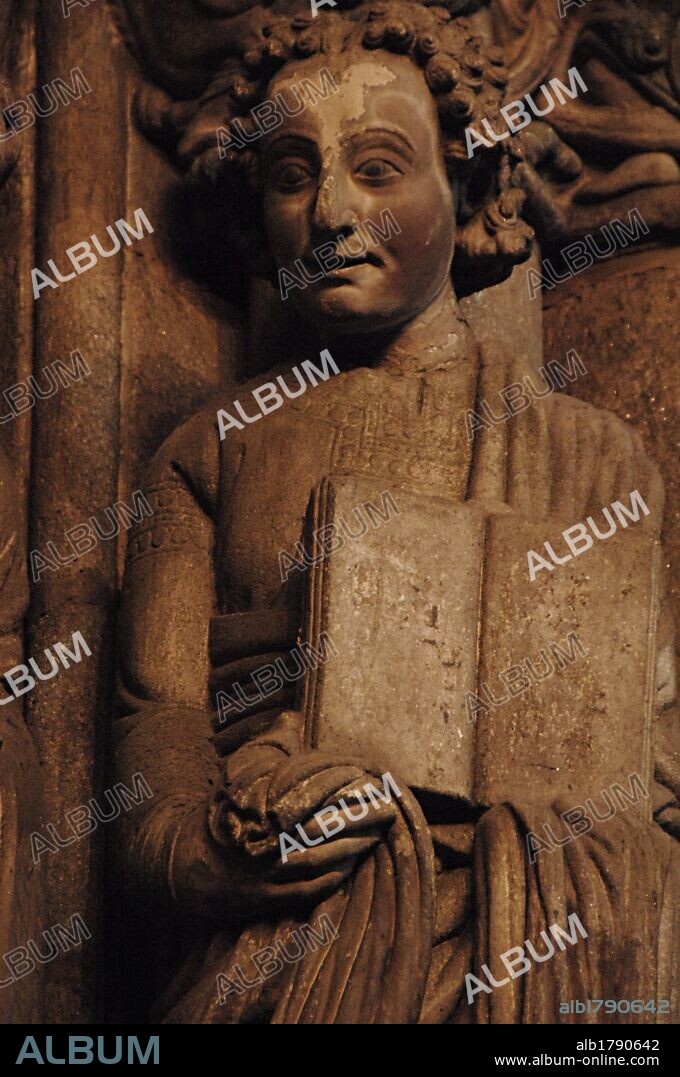 ARTE ROMANICO. ESPAÑA. PORTICO DE LA GLORIA. Realizado en el año 1188 por el MAESTRO MATEO. Detalle del APOSTOL SAN JUAN, que forma parte del APOSTOLADO representado en la JAMBA DERECHA del pórtico. CATEDRAL DE SANTIAGO DE COMPOSTELA. Provincia de a Coruña. Galicia.