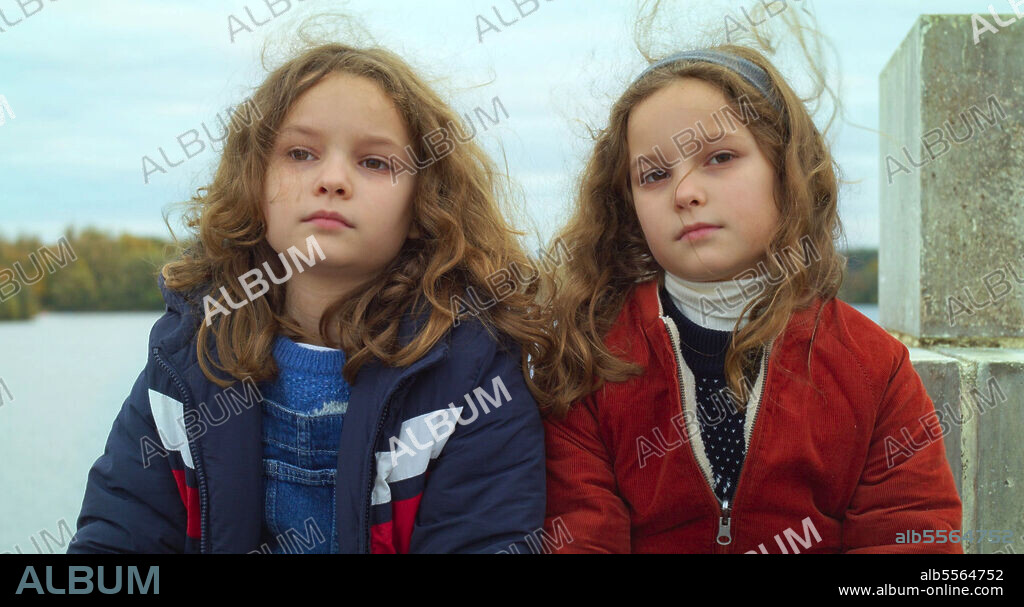 GABRIELLE SANZ and JOSEPHINE SANZ in PETITE MAMAN, 2021, directed by CELINE SCIAMMA. Copyright Lilies Films / MK2 Films.
