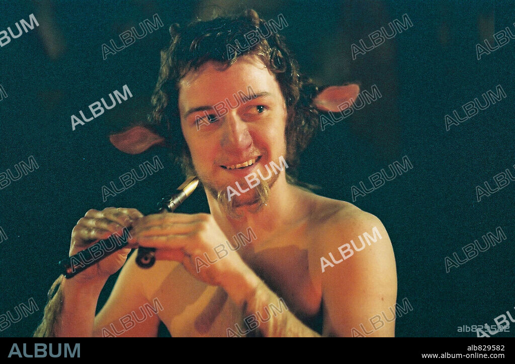 JAMES MCAVOY dans >MONDE DE NARNIA: CHAPITRE 1 - LE LION, LA SORCIÈRE BLANCHE ET L'ARMOIRE MAGIQUE, LE, 2005 (CHRONICLES OF NARNIA: THE LION, THE WITCH AND THE WARDROBE, THE), réalisé par ANDREW ADAMSON. Copyright WALT DISNEY PICTURES / BRAY, PHIL.