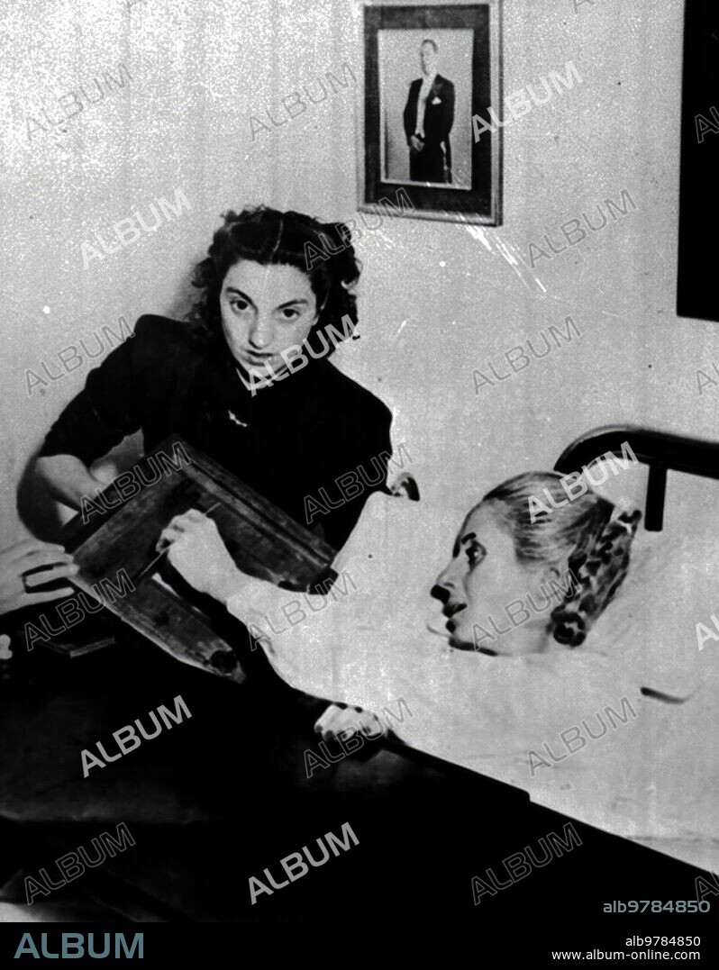 1952. Eva Perón votando desde su cama ya muy enferma.