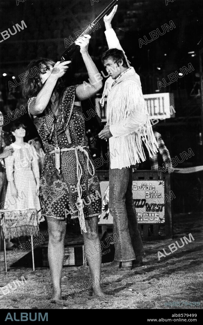 GÖTEBORG 1974-09-14.. Annie sköt i höjden - men någon vinst blev det inte enligt producenten Lars Åhrén. En bild ur föreställningen Annie get your gun på Scandinavium med Barbro "Lill-Babs" Svensson och Bo Svensson. *** Local Caption *** GP Foto: Åke Silfversparre / Kamerareportage / TT / Kod: 2524.