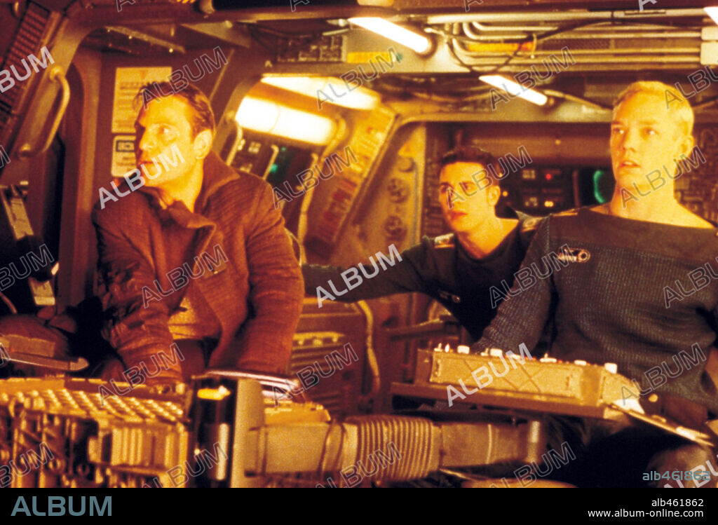 FREDDIE PRINZE JR., MATTHEW LILLARD y TCHEKY KARYO en WING COMMANDER, 1999, dirigida por CHRISTIAN ROBERTS. Copyright 20TH CENTURY FOX.