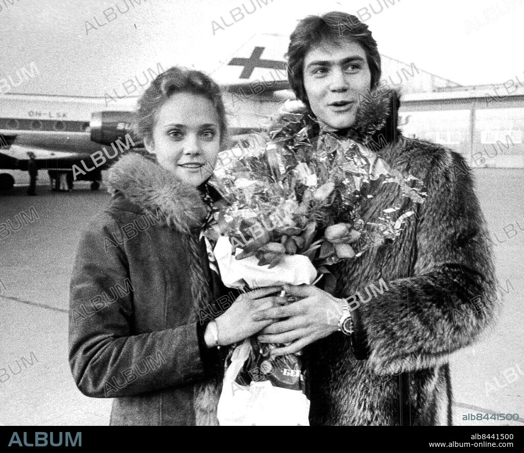 Stockholm 1975-03-13. Stockholmsoperans dansare Annelie Alhanko och Per Arthur Segerström på Arlanda efter sitt Leningradbesök. Foto: SvD / TT / kod 12014.