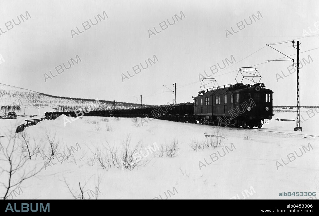 ARKIV KIRUNA 1930. 65 fullastade vagnar med malm, varje vagn lastar 36 ton.. Malmbanan byggdes under slutet av 1800-talet för att frakta malm från de lappländska gruvorna till Narvik. Banan var färdig 1903 och elektrifierades i sin helhet 1923.. Foto: T. Dahllöf / Pressens Bild / Scanpix / Kod: 194.
