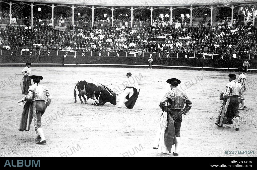 24 junio 1910. Inauguración de la plaza de Toros de Irún. Minuto, con la ropa de un mono Sabio, después de una Magnifica estocada A su primer Toro, sin traje de Luces por Habérsele extraviado el baúl.