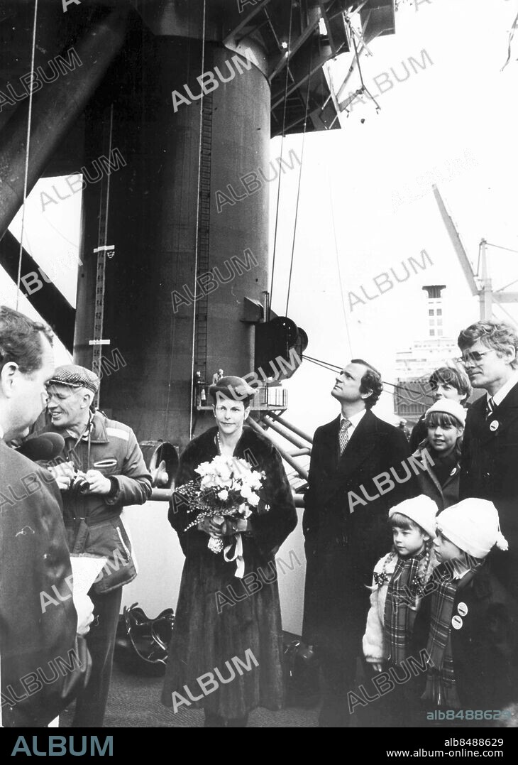 Göteborg 1981-10-18. Kungaparet på fartygsdop - till höger ses Consafe-chefen Christer Ericsson *** Local Caption *** GP Foto: Leif Åkerström The Royal Swedish Family. KAMAREREPORTAGE.
