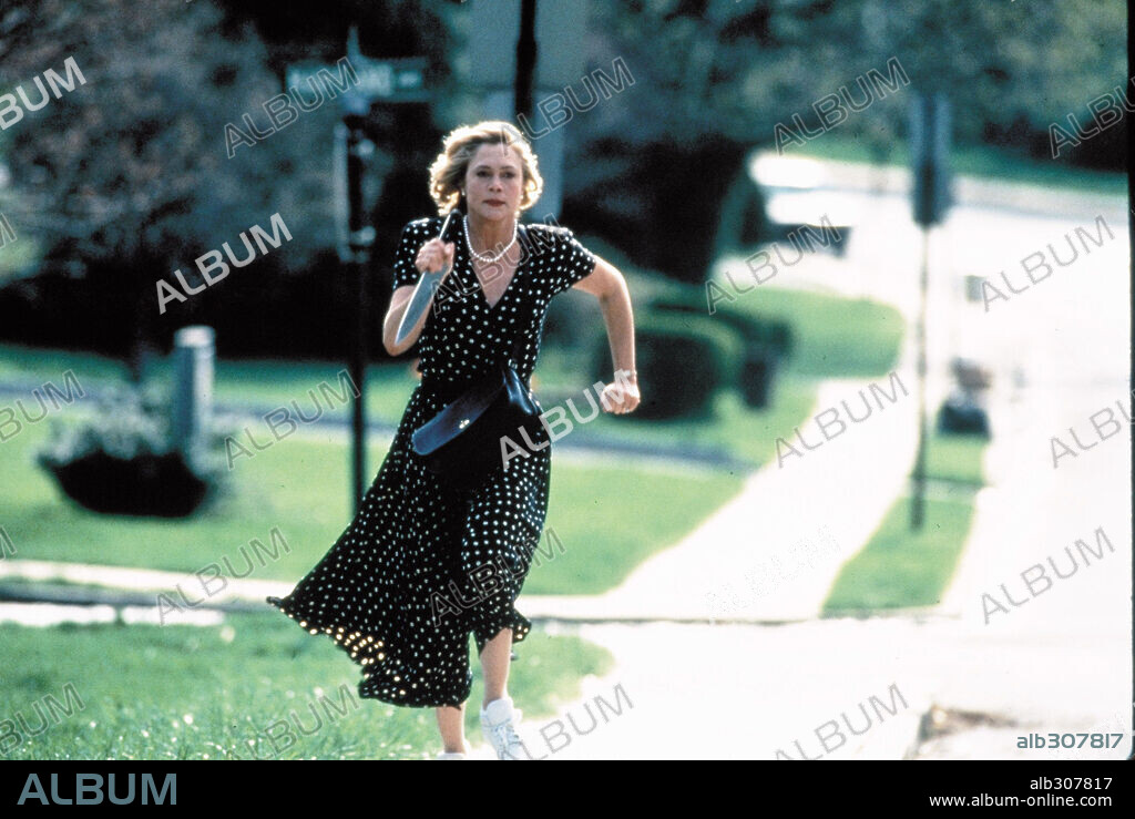 KATHLEEN TURNER en LOS ASESINATOS DE MAMÁ, 1994 (SERIAL MOM), dirigida por JOHN WATERS. Copyright SAVOY PICTURES.