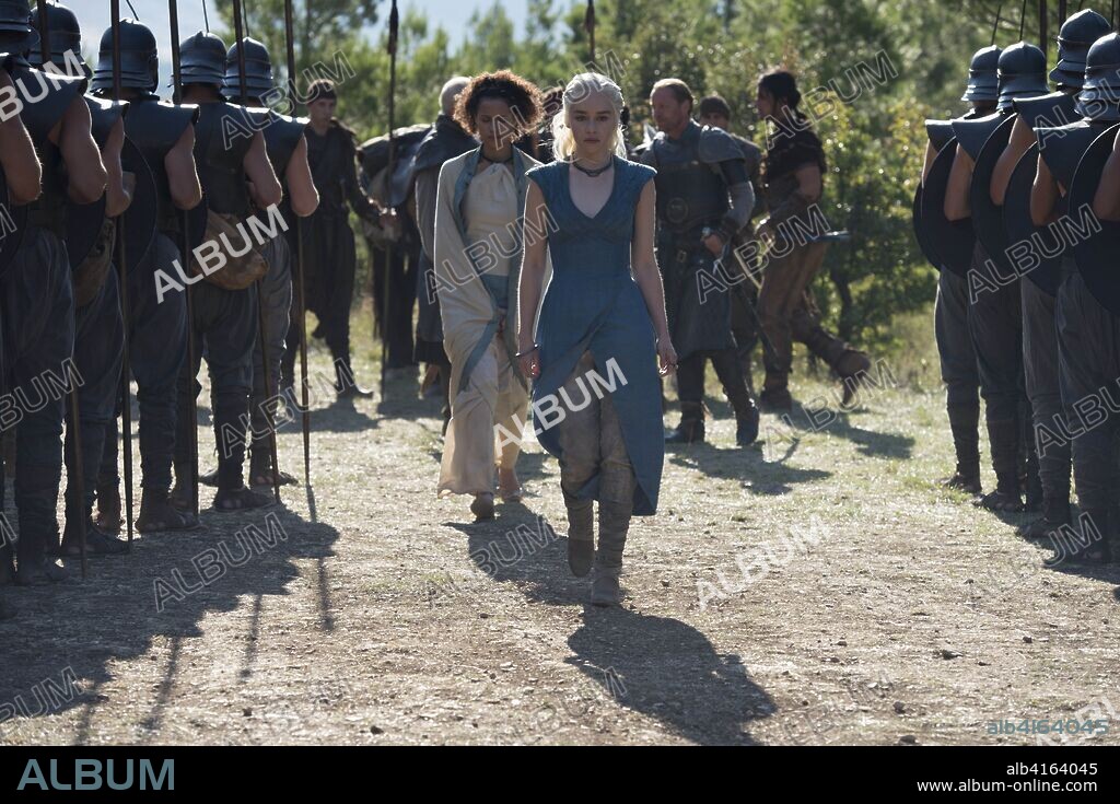 EMILIA CLARKE and NATHALIE EMMANUEL in GAME OF THRONES, 2011, directed by DANIEL MINAHAN. Copyright HBO. Temporada 4 capítulo 1.