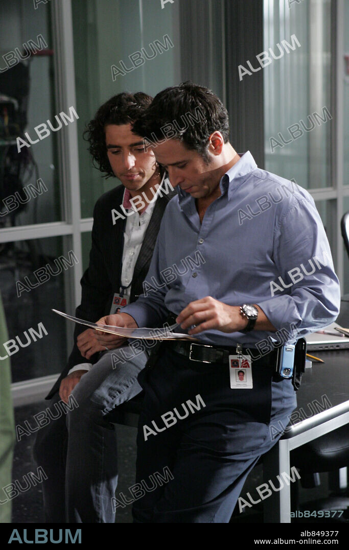 DAVID KRUMHOLTZ und ROB MORROW in NUMB3RS-TV, 2005. Copyright CBS TELEVISION.