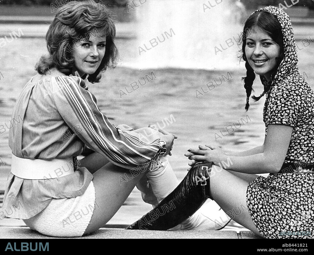Stockholm 1971-09-01. AnnI-Frid Lyngstad och Christine Gyhagen är två teateraktuella flickor i Stockholm i höst. Anni-Frid debuterar på Folkan i årets Kar de Mumma-revy och Christine medverkar i komedin Gröna Hissen på Maxim.. Foto: Kenneth Jonasson / Expressen / TT / Kod: 24. ** AFTONBLADET OUT **.