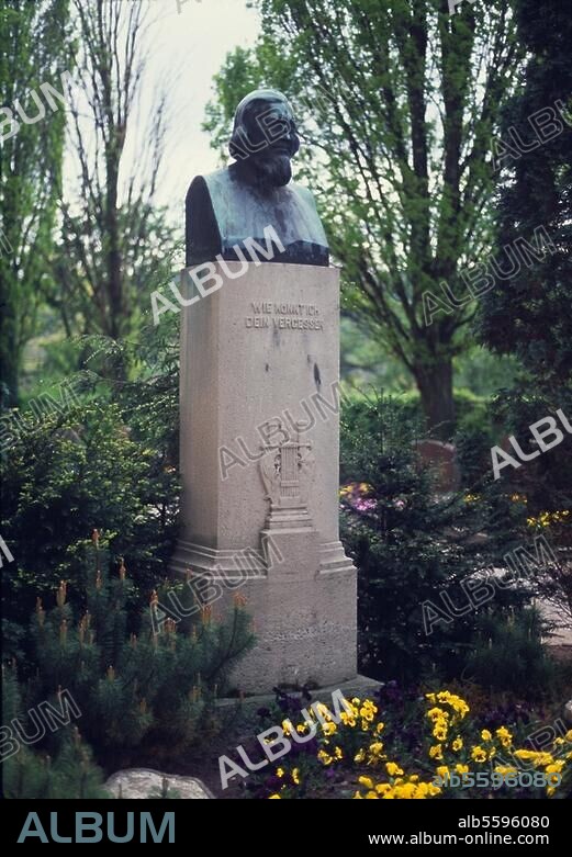 Hoffmann, August Heinrich, genannt Hoffmann von Fallersleben; Germanist und Dichter; Fallersleben bei Braunschweig-2.4.1798 - Corvey 19.1.1874. Grabmal Hoffmanns von Fallersleben auf dem Friedhof in Corvey. Foto.