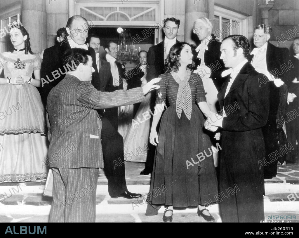 DAVID NIVEN, MERLE OBERON y WILLIAM WYLER en CUMBRES BORRASCOSAS, 1939 (WUTHERING HEIGHTS), dirigida por WILLIAM WYLER. Copyright UNITED ARTISTS.