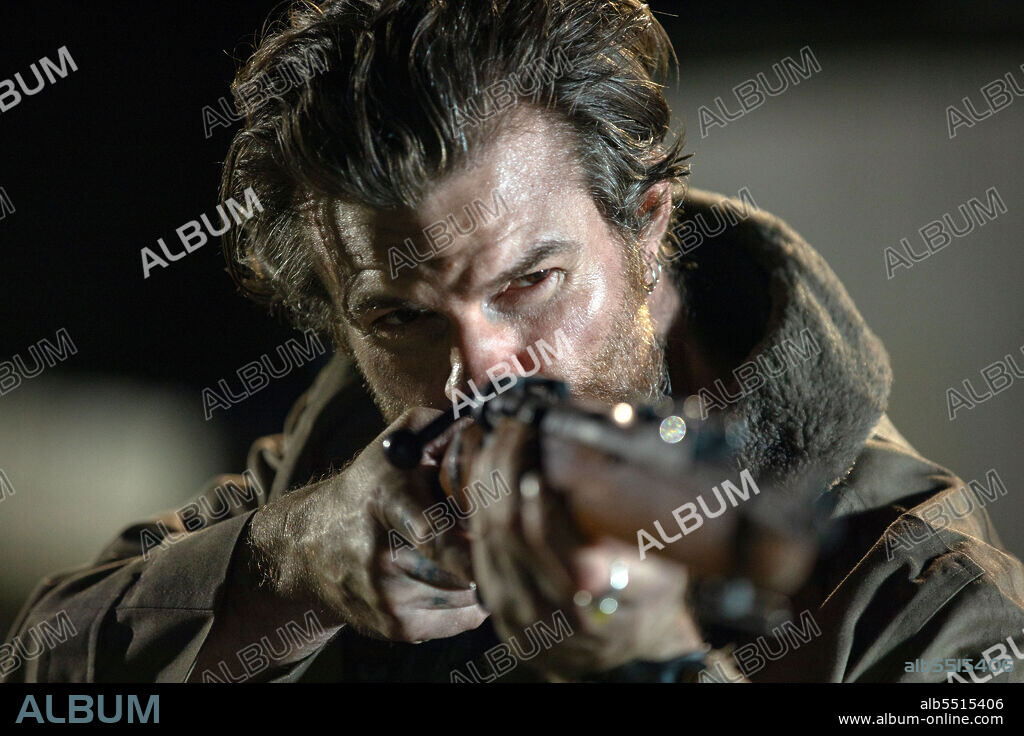 DANIEL GILLIES en ATRAPADOS EN LA OSCURIDAD, 2021 (COMING HOME IN THE DARK), dirigida por JAMES ASHCROFT. Copyright Light in the Dark Productions.