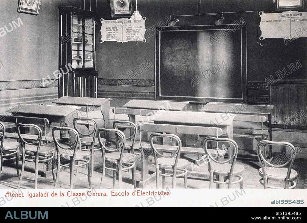 Tarjeta postal. Escuela de electricistas del Ateneu Igualadí de la Classe Obrera en Igualada. Años 1915.