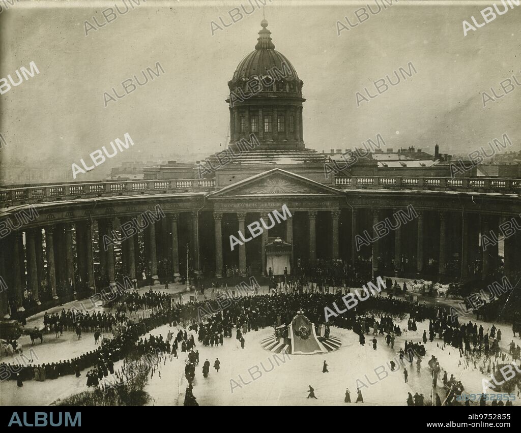 San Petersbugo (Rusia), 1913. Vista de la catedral de Nuestra Señora de Kazán durante uno de los actos celebrados durante el reinado de Nicolás II para conmemorar el 300 aniversario de la dinastía Romanov.