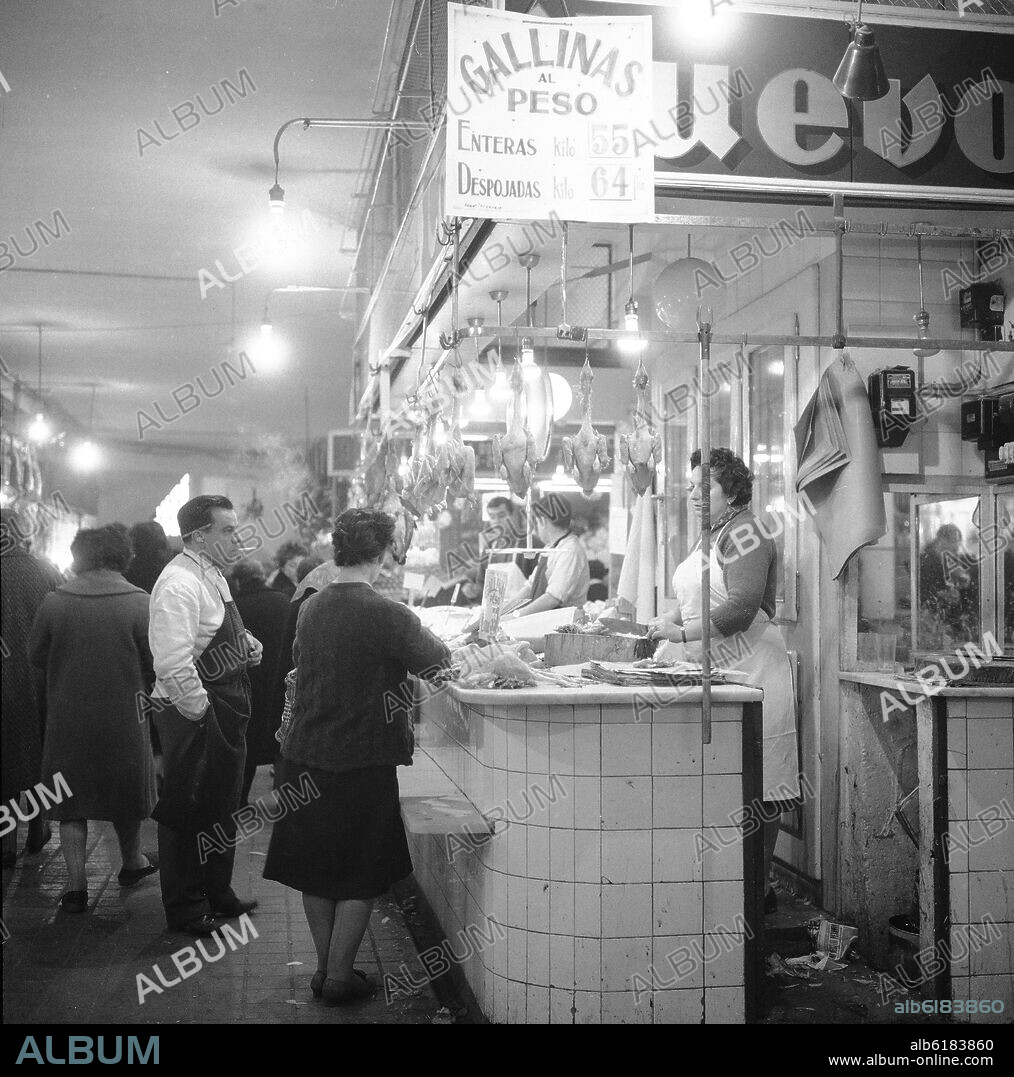 POLLERIA EN EL MERCADO DE SAN MIGUEL - FOTOGRAFIA EN BLANCO Y NEGRO - AÑOS 60.