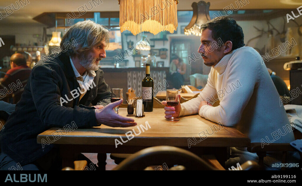 ERNESTO ALTERIO y PACO LEON en MARI [DOS], 2023, dirigida por LUCIA ALEMANY. Copyright TELECINCO CINEMA.