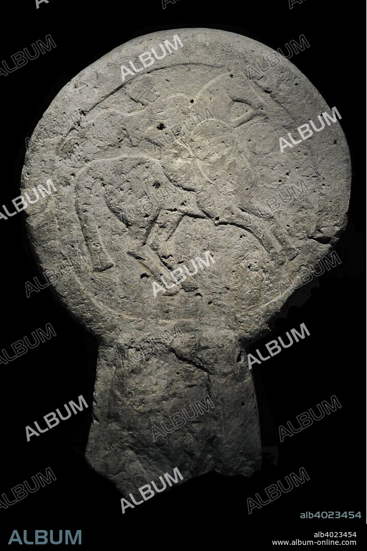 Estela celtibérica de Clunia. Estela funeraria con la representación de un jinete con escudo redondo (caetra) y lanza. Siglos I a. C. -I d. C. Piedra caliza. Clunia, Coruña del Conde (provincia de Burgos, Castilla-León). Museo Arqueológico Nacional. Madrid. España.