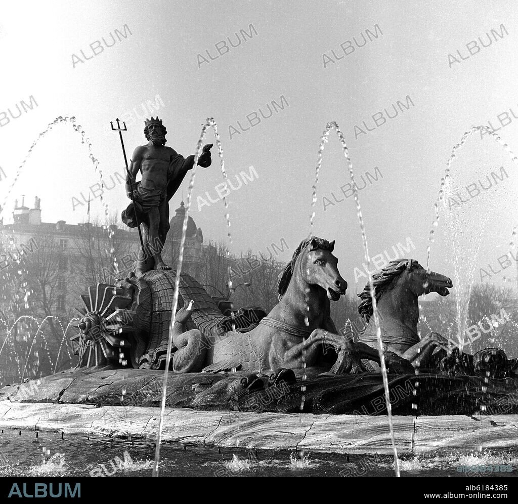JUAN PASCUAL DE MENA. FUENTE DE NEPTUNO CONSTRUIDA ENTRE 1780 Y 1784 - NEOCLASICISMO ESPAÑOL - FOTOGRAFIA EN BLANCO Y NEGRO - AÑOS 60.